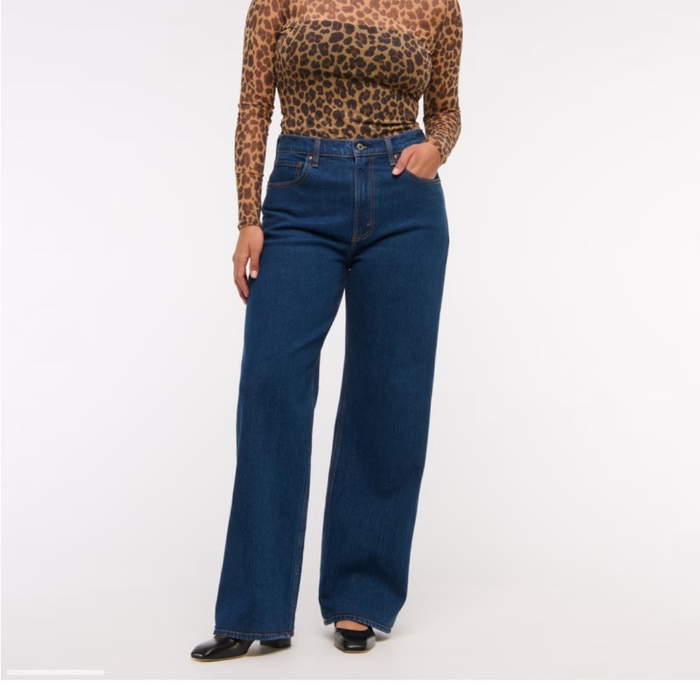 Like new - Abercrombie high rise 90s relaxed jean in Dark in 26 short
